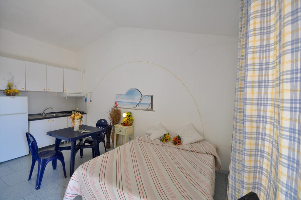 Residence Le Onde Badesi Bagian luar foto