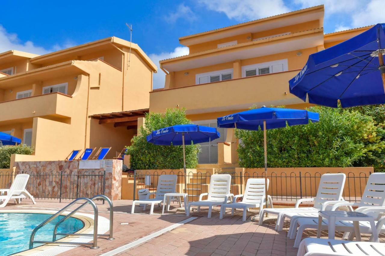 Residence Le Onde Badesi Bagian luar foto