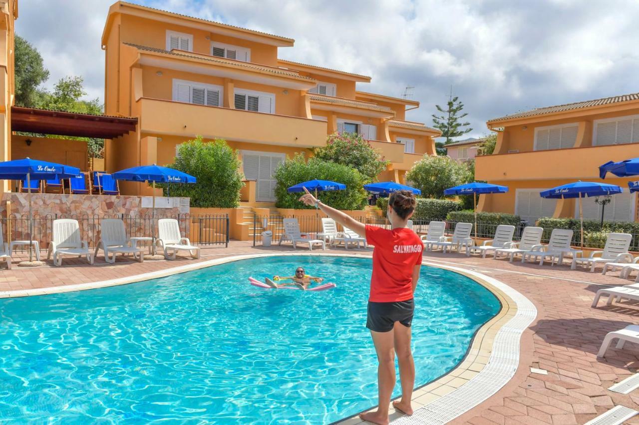 Residence Le Onde Badesi Bagian luar foto