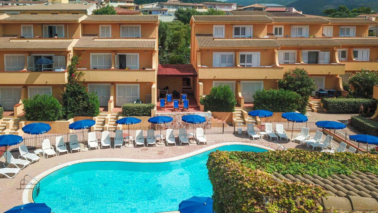 Residence Le Onde Badesi Bagian luar foto