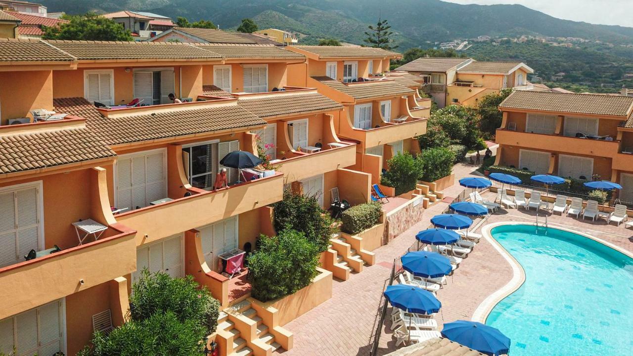 Residence Le Onde Badesi Bagian luar foto