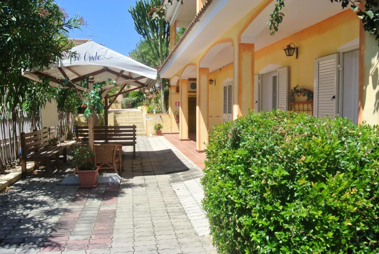 Residence Le Onde Badesi Bagian luar foto